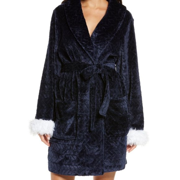 Honeydew Intimates Other - NEW Honeydew Intimates Women Chilled Out Polar Fuzzy Faux Fur Trim Short Robe
